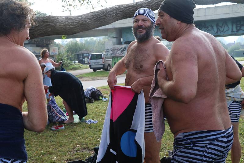 Sezona otužování na Malši zahájena. Spolek Promrzlé pyjavice spolu se svými příznivci zahájil sezonu u Malého jezu v Českých Budějovicích.