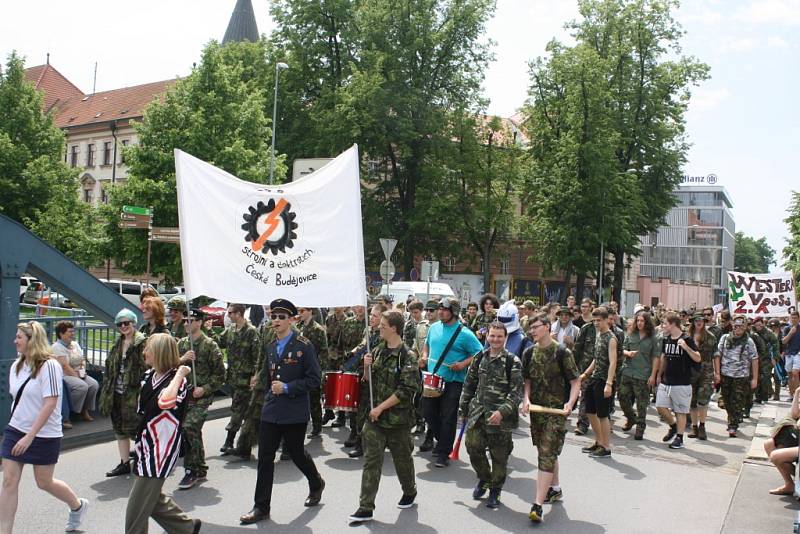 Celý týden žily České Budějovice multižánrovým festivalem Budějovický Majáles. Ten se v pátek rozloučil s krajským městem průvodem na náměstí Přemysla Otakara II., volbou krále a řadou koncertů.