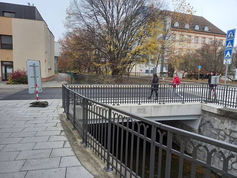 Most v ulici Karla IV. v Českých Budějovicích opět otevřeli po opravě. Skončila uzavírka, která začala v létě.