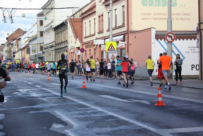 Závodníci Mattoni 1/2Maratonu 2016 v Českých Budějovicích.