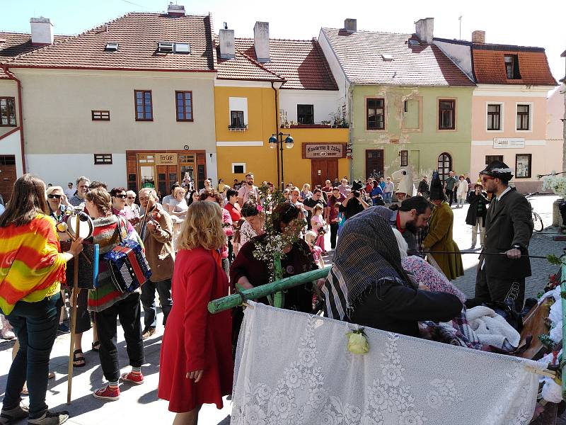 Tradiční hrkání v centru Českých Budějovic uzavřela nedělní svatba.