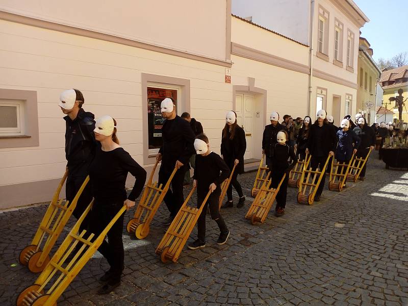 Na Velký pátek lidé sledovali průvod městem Velikonoční hrkání Divadla Víti Marčíka. Ve 12 h hrkání symbolizovalo Golgotu.