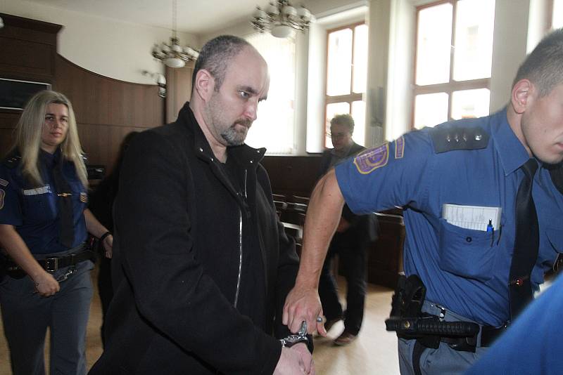 U Krajského soudu v Českých Budějovicích začalo líčení s pachateli dvojnásobné vraždy u Dobešic na Písecku z loňského ledna.