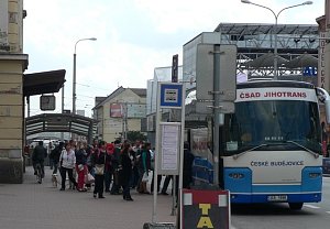 Nástup cestujících do náhradního autobusového spoje před českobudějovickým vlakovým nádražím před 13. hodinou. Autobus pak zamířil přímo do Tábora.