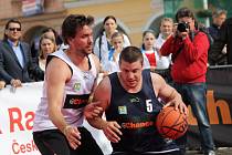 České Budějovice - Basketbalovou šou uprostřed města si nenechal v minulosti ujít například bývalý reprezentant Lukáš Kraus (vlevo).