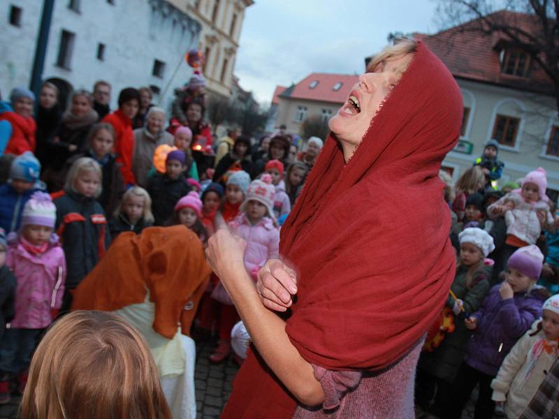 Svatý Martin přijel v sobotu na Piaristické náměstí v Českých Budějovicích. Děti spolu se svými rodiči tady nejprve zhlédli pohádku s příběhem o sv. Martinovi, pak se všichni společně vydali na lampionový průvod.