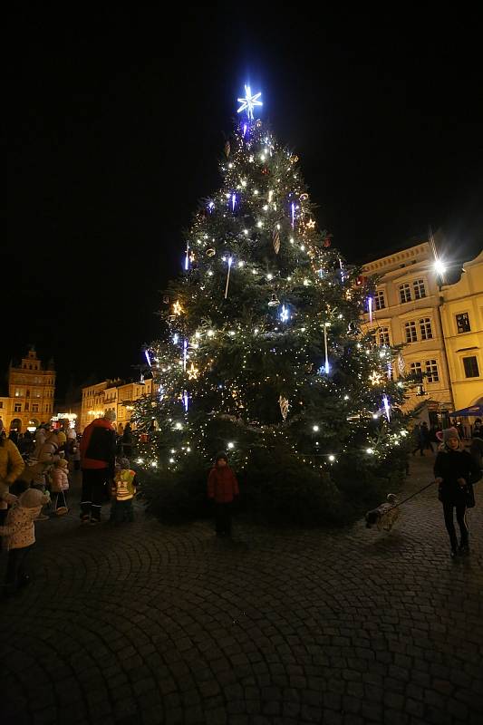 Vánoční strom svítí už i na náměstí Přemysla Otakara II. v Českých Budějovicích. I přes nouzová opatření způsobená koronavirem, se lidé vydali na náměstí. Rozsvícení vánočního stromu ani punč si nenechali ujít.