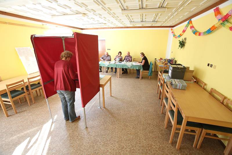 V Čížkrajicích dohlížela na volby komise v tradičním složení. Zasedl v ní i kybernetik, předsedou byl myslivec.