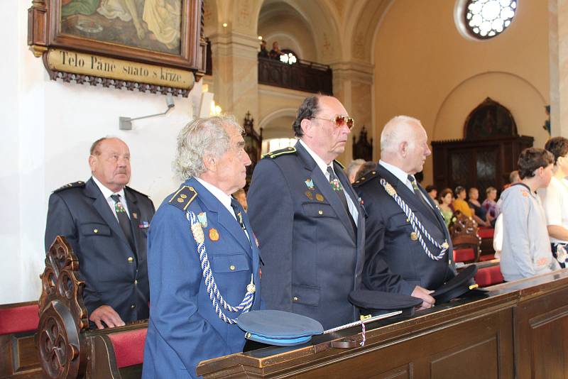 Dobrovolní hasiči nechali v kostele při nedělní mši posvětit nový hasičský prapor.