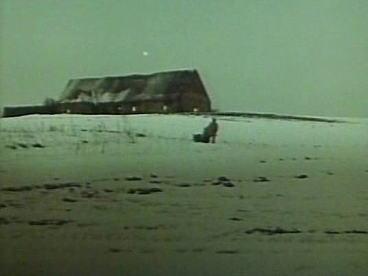 Na návrší ležela hospodářská stavba ovčína u Skoronína. Objevil ji režisér František Vláčil pro třetí povídku.