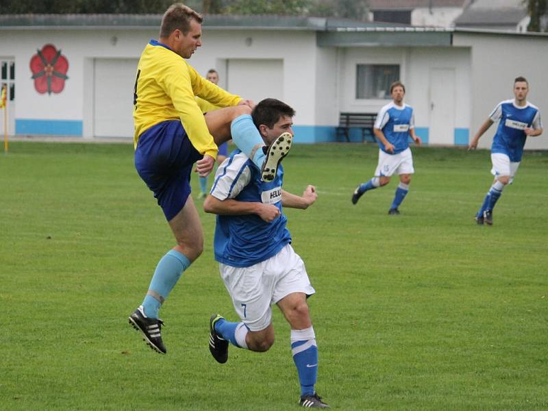 Fotbalisté Dolního Bukovska (v modrém) přehráli v I.B třídě České Velenice 4:1. 