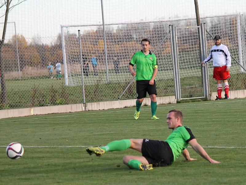 Slavoj Temelín (v červenobílém) se rozloučil s podzimní sezonou vítězstvím, doma porazil Neplachov 3:0.  