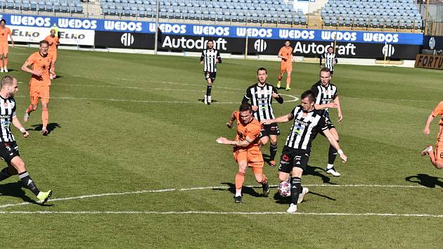 Fotbalisté Dynama včera podlehli v I. lize Mladé Boleslavi 1:3 (na snímku hostujícího Malínského atakuje Benjamnic Čolič, jenž za stavu 0:12 nedal penaltu).