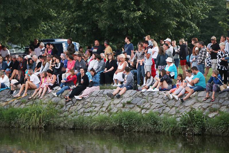 Múzy na vodě v Českých Budějovicích na slepém rameni Malše pokračovaly sobotním koncertem moravské kapely The People