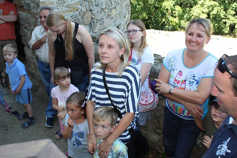 Prohlídky Nových Hradů s hraběnkou Terezou pro malé návštěvníky zatraktivní i purkmistr. Nechá děti střílet z kuše a vyrazit si stříbrný pražský groš z hliníku.