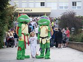 Zpříjemnit prvňákům jejich první školní den vyrazili členové nového hlubockého sportovního a kulturního spolku Hluboká v pohybu v maskách želv ninja.
