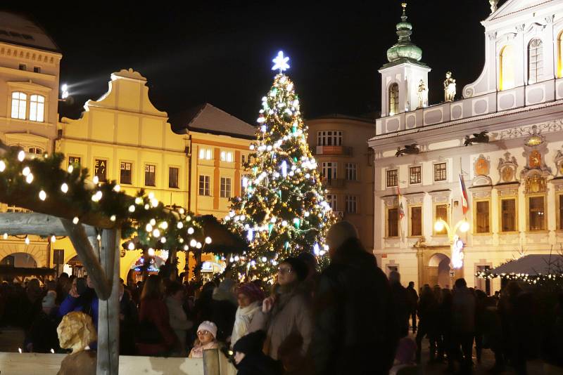 Vánoční atmosféra u rozsvíceného stromu v Českých Budějovicích.