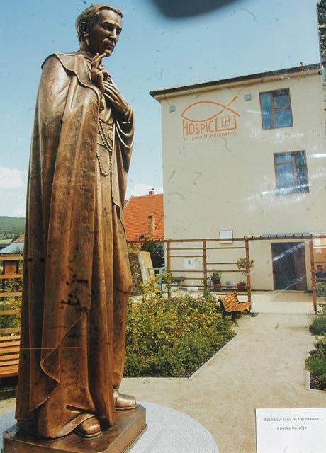 Expozice fotografií s názvem "Tam, kde naplňují dny životem“ zaplnila přízemí rektorátu Jihočeské univerzity.