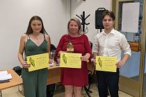 Vítězové letošní Jihočeské žabky: zleva Viktorie Bártová (3.místo), maminka Gabriely Cvachové (1. místo) a Radim Sirůček (2. místo).
