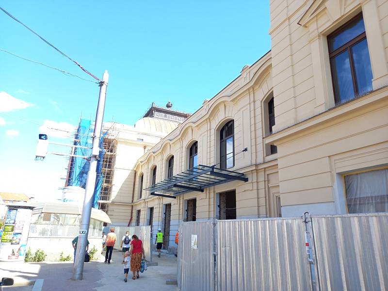 Generální rekonstrukce výpravní budovy vlakového nádraží v Českých Budějovicích má skončit v roce 2023. Na konci roku 2022 se má otevřít nová příjezdová hala.