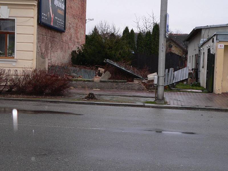 Kyril porážel nejen stromy, ale pod náporem větru spadl například i plot na českobudějovické Lidické třídě.