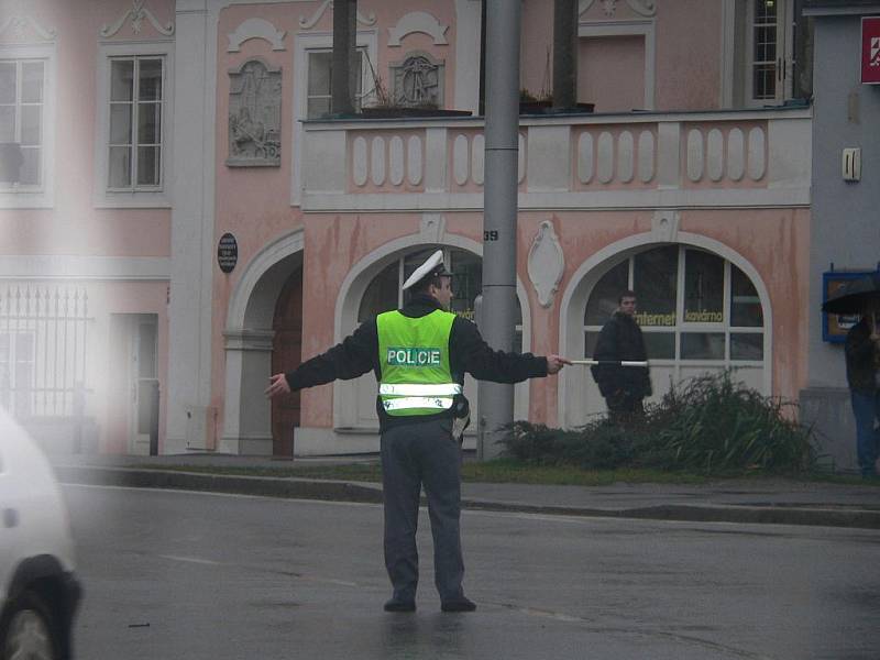 Kvůli poryvům větru a výpadkům proudu nešla v Českých Budějovicích ani světelná signalizace a dopravu řídili policisté.