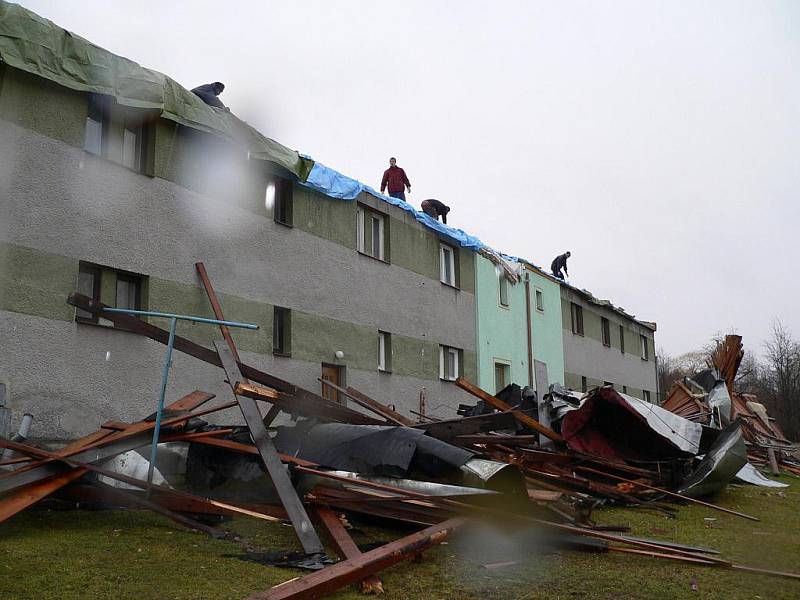 Noc jako z toho nejhoršího snu prožili přesně před pěti lety obyvatelé řadovky v osadě Dvůr Koroseky nedaleko Nových Homolí. Silný vítr z jejich domů úplně sebral střechu, poničil štíty a pobořil komíny.