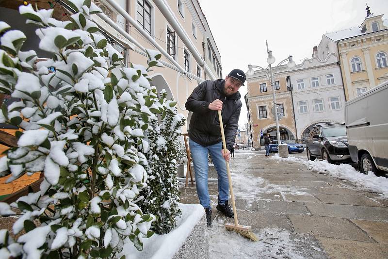 V pondělí ráno vítal nový začátek nového pracovního týdne v Budějovicích sníh.