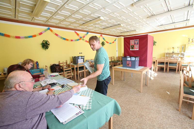 V Čížkrajicích dohlížela na volby komise v tradičním složení. Zasedl v ní i kybernetik, předsedou byl myslivec.