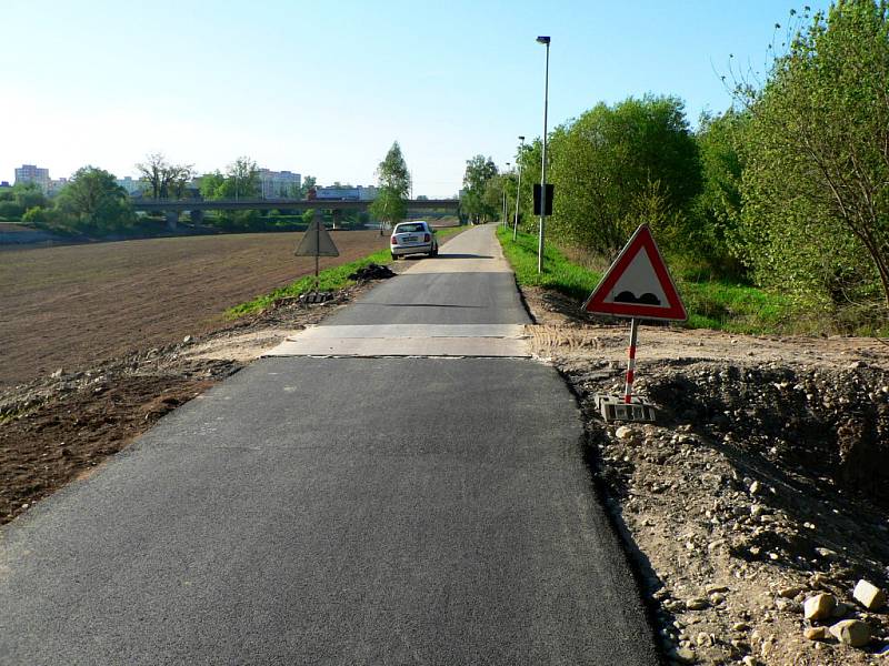 Železné desky budou ještě nějaký čas položené na stezce nedaleko mostu na Strakonické ulici. Do konce dubna zde ještě má projet jedno až dvě nákladní auta denně. Potom zde už má jezdit jen malá mechanizace.