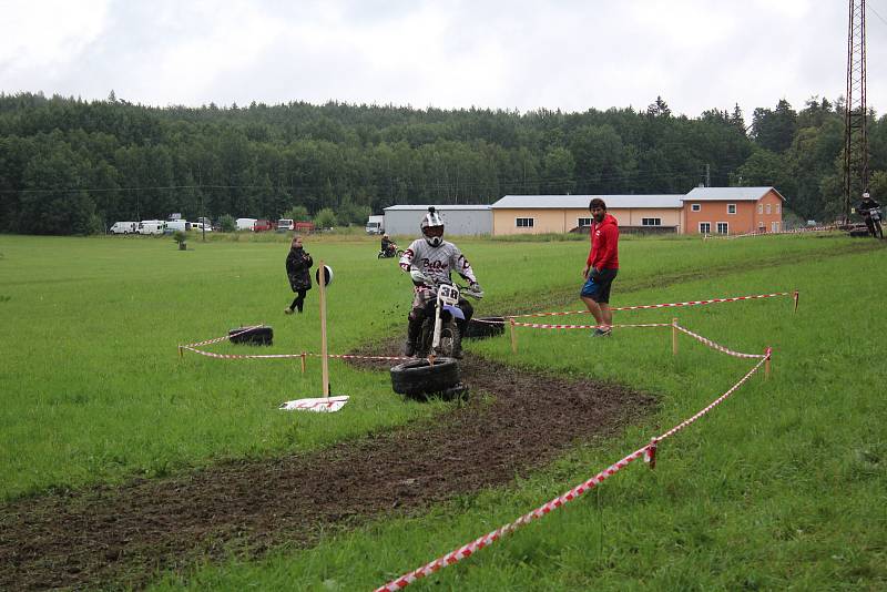 Fichtl cup Florida, terénní závod motocyklů Jawa 50 Pionýr, se jel u Hůrského rybníka u Adamova na Českobudějovicku.