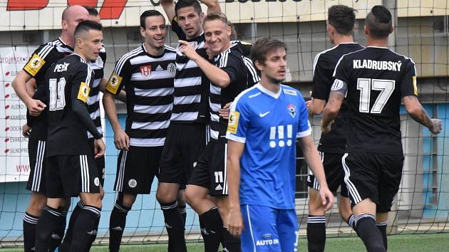Šestkrát se v nedělním utkání proti  Vítkovicím fotbalisté Dynama seběhli, aby oslavili  gól v síti soupeře.