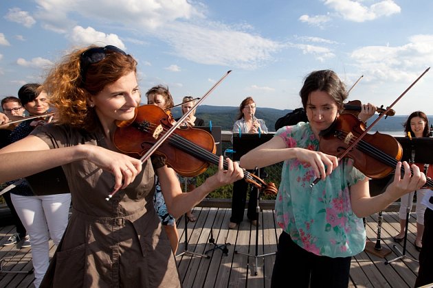 Jihočeská filharmonie natáčela koncem června video na lipenské Stezce korunami stromů.