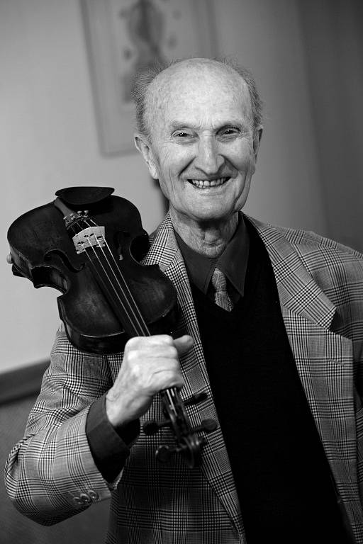 Ladislav Havel, jihočeská legenda, která naučila hrát na housle stovky žáků včetně Pavla Šporcla, slavil 22. května 2015 své 90. narozeniny. V tomto věku stále hrál a skládal písně.