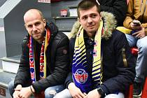 Fotbalisté Dynama v sobotu uhráli v I. lize bod v Praze s Pardubicemi, den nato pak už někteří z nich fandili Motoru v extralize proti Litvínovu (na snímku Martin Králik a Benjamin Čolič).