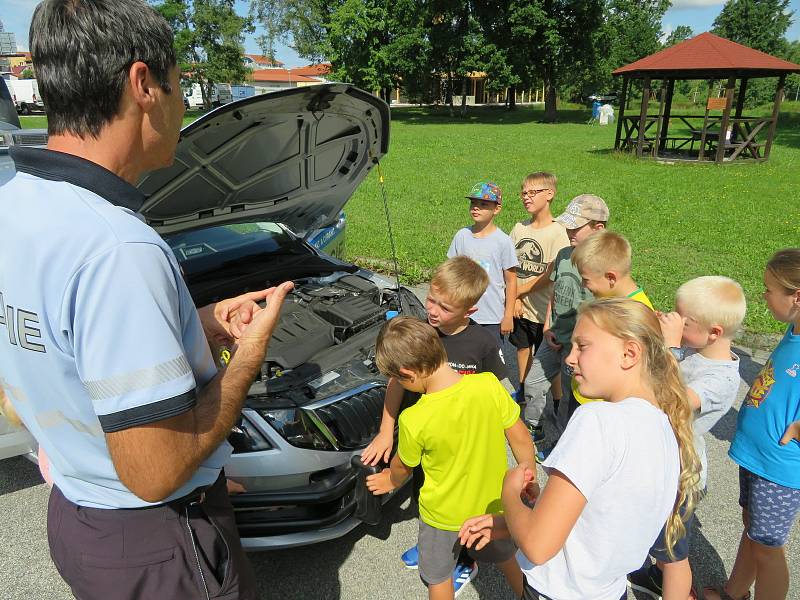 Policejní mluvčí Milan Bajcura na příměstském táboře v Českých Budějovicích nechal děti nahlédnout do policejního automobilu a vyzkoušet si mohly také brýle navozující opilost a vliv omamných a psychotropních látek.