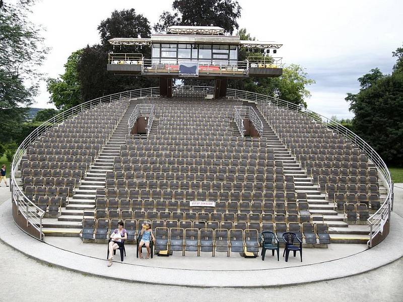 Odborníci z UNESCO si přijedou příští rok prohlédnout točnu. Politici tvrdí, že škrtnutí ze seznamu památek by Krumlov nepoškodilo. „Zkreslují informace,“ kontrují památkáři.