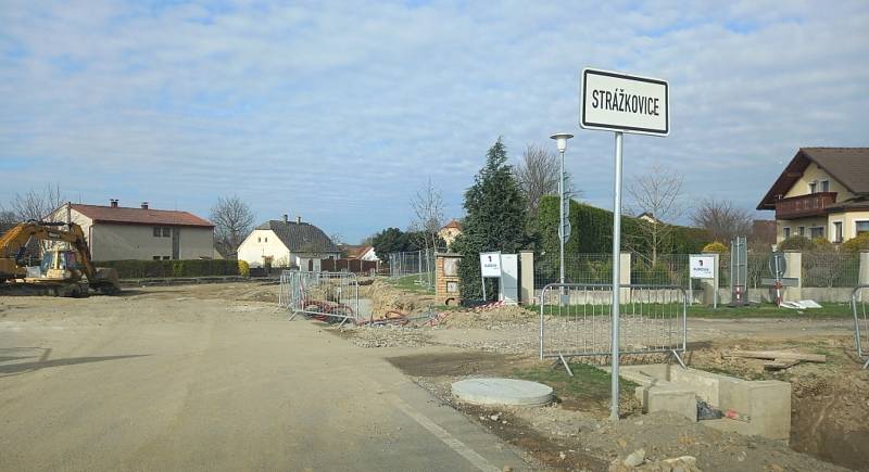 Práce na Trocnovském mostě a na rekonstrukci silnice ve Strážkovicích.