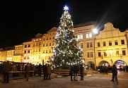 Vánoční atmosféra u rozsvíceného stromu v Českých Budějovicích.