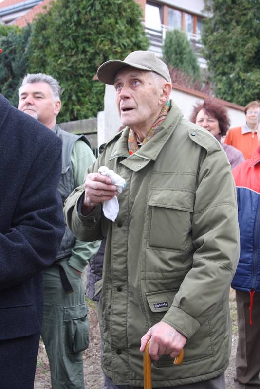 V Boršově vysvětili a znovu zavěsili ukradený zvon. Na snímku František Štika.