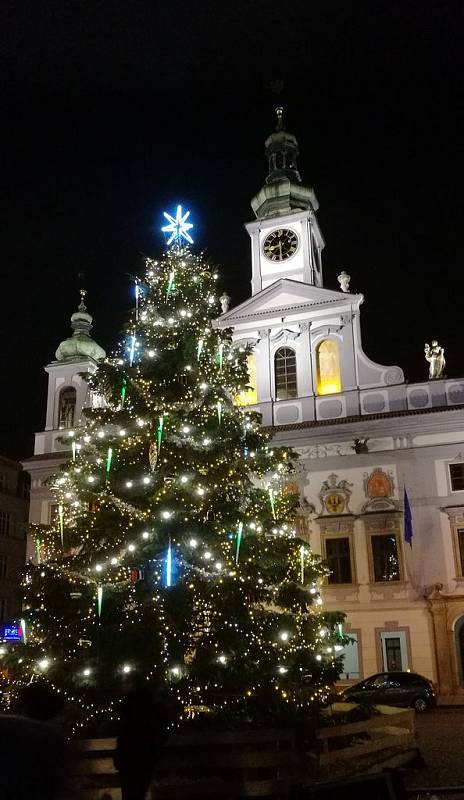 Města a obce se oblékly do slavnostního. Je tu advent a s ním tradiční předvánoční akce.