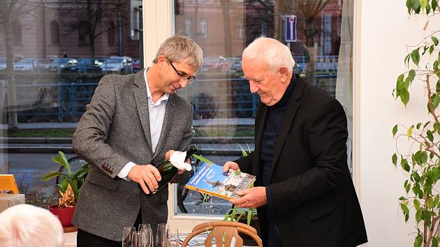 Odborník na českobudějovické domy Jan Schinko měl křest a autogramiádu nové knihy, druhého dílu titulu Putování městem České Budějovice.