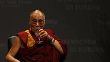 Tibetský duchovní vůdce Tändzim Gjamccho 14. dalajláma převzal v Pasově cenu Lidé v Evropě v Hale tří zemí téměř před třemi tisíci přihlížejícími