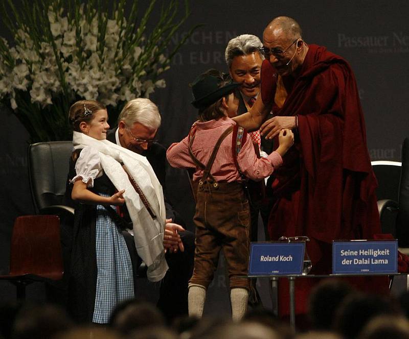 Tibetský duchovní vůdce Tändzim Gjamccho 14. dalajláma převzal v Pasově cenu Lidé v Evropě v Hale tří zemí téměř před třemi tisíci přihlížejícími