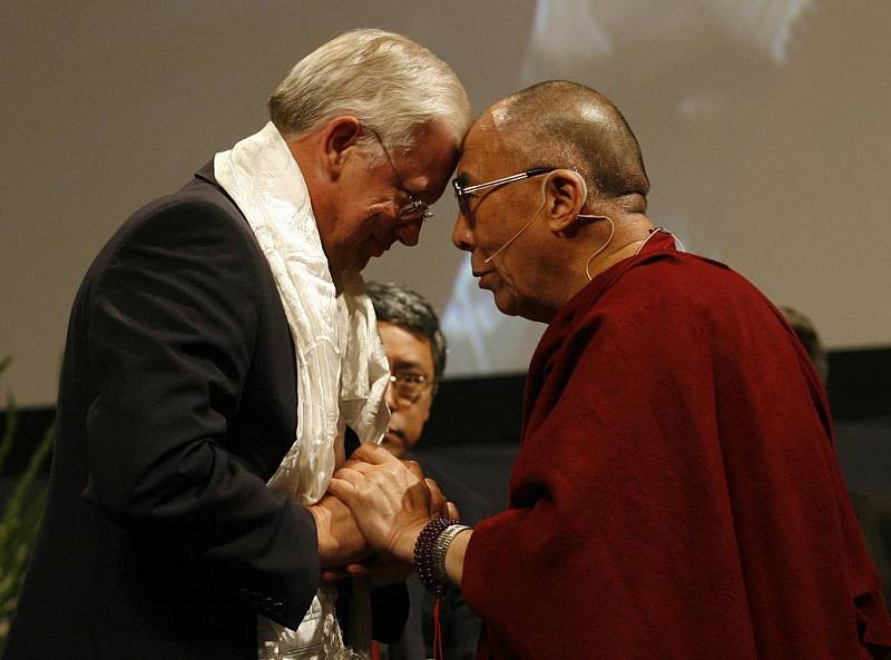 Tibetský duchovní vůdce Tändzim Gjamccho 14. dalajláma převzal v Pasově cenu Lidé v Evropě v Hale tří zemí téměř před třemi tisíci přihlížejícími