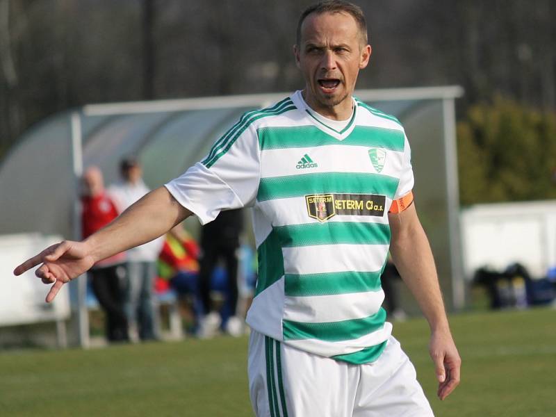 Fotbalisté Malše Roudné (v pruhovaném) se lídra divize nezalekli, doma vyhráli nad Hořovickem 2:0. 