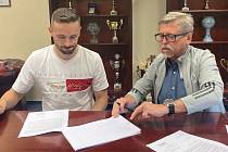 Tomáš Zajíc při podpisu smlouvy v Dynamu s majitelem klubu Vladimírem Koubkem.