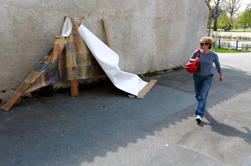 V Českých Budějovicích začal třídenní festival Literatura žije. Na náměstí se v improvizované knihovně rozdává na 7000 knih. Na snímku záchodová poezie, vystavená u Solné brány.