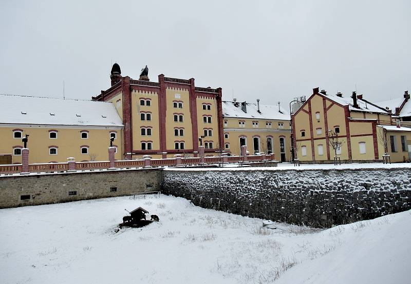 Čtvrtý díl krimiseriálu Místo zločinu České Budějovice nazvaný Únos se natáčel na Třeboňsku, v kulisách příběhu se objeví například třeboňský pivovar Regent, či rybníky Nový Vdovec a Ženich u Staré Hlíny. A Stádlecký most na Táborsku.