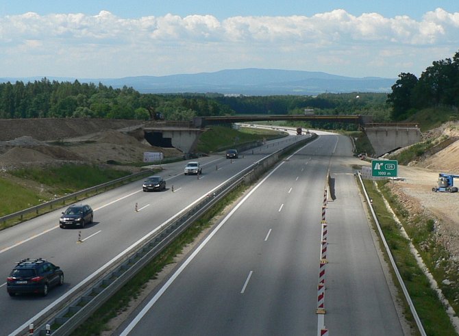 Dopravní omezení na dálnici D3. Stavba nového mostu přes dálnici u Chotýčan. Ilustrační foto